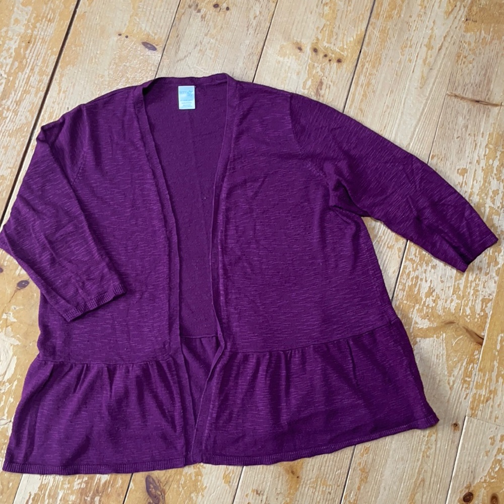 Ruffle bottomed 3/4 length sleeve casual cover.